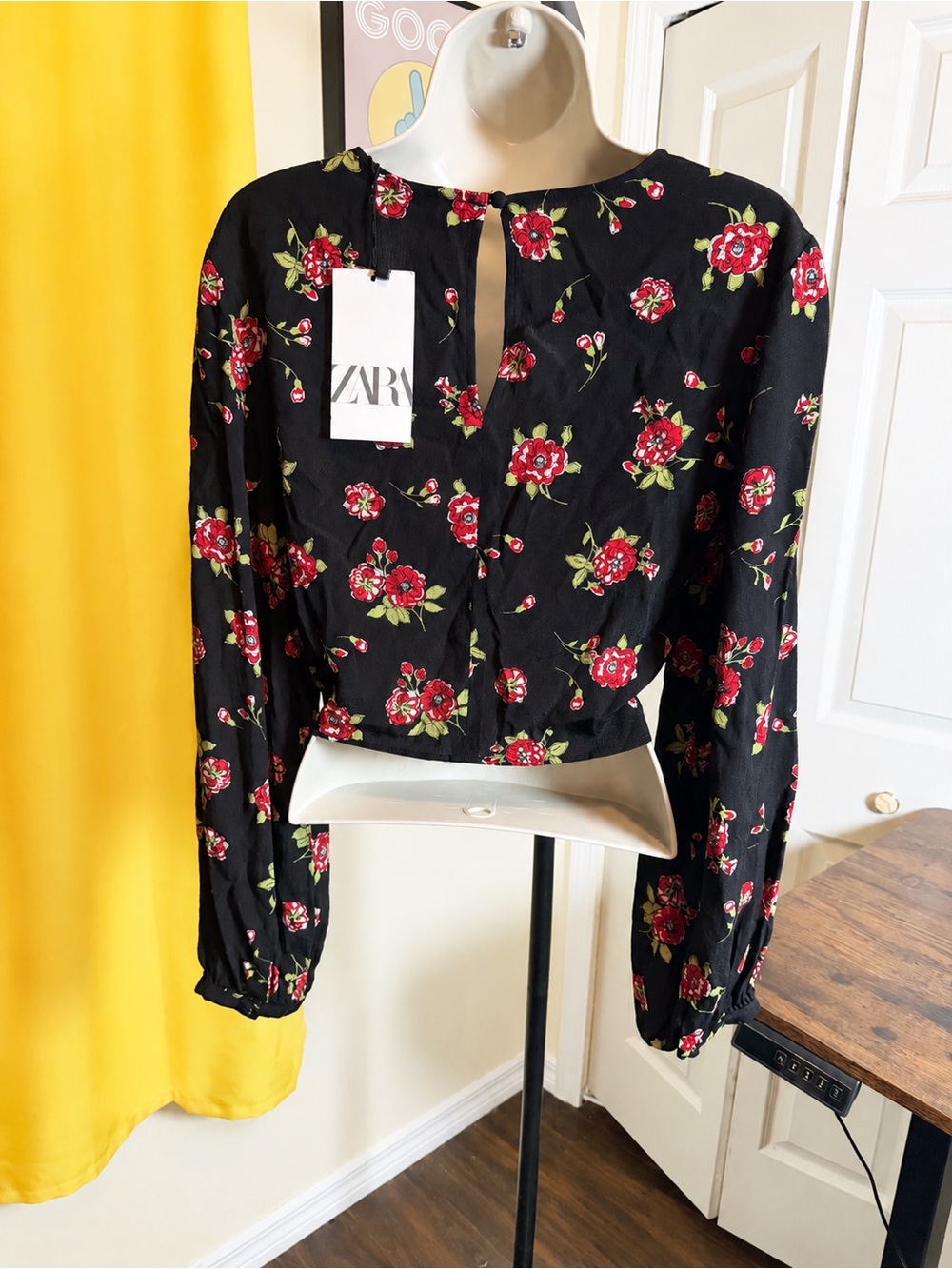 Zara Women’s Medium Black Red Floral Keyhole Twist Front Crop Top NWT Romantic - Picture 3 of 8